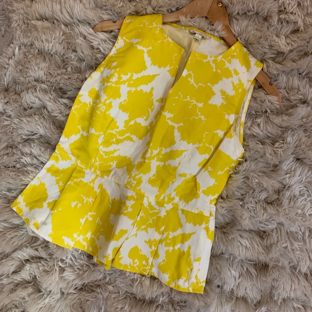 Flattering yellow Gap top